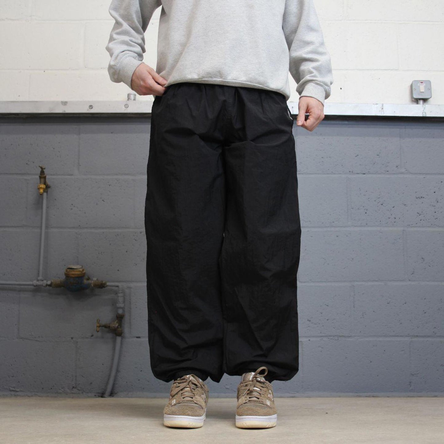 Black Reebok trackies L Loose y2k shell suit sportswear tracksuit bottoms ankle zips cuffed legs
