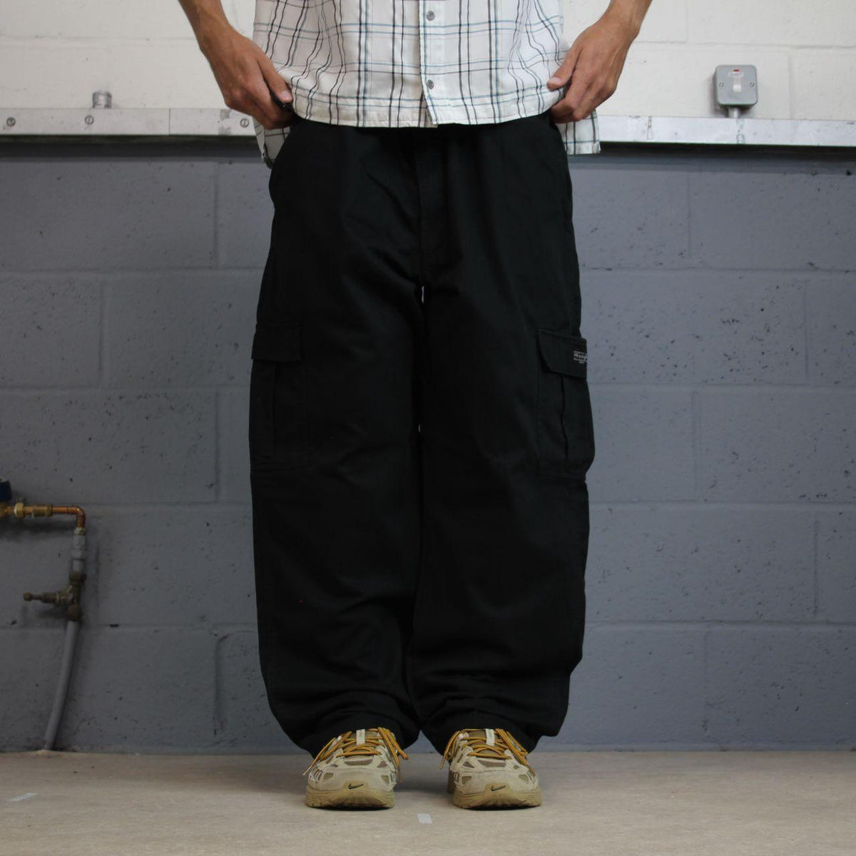 Baggy Wrangler cargo pants y2k black Loose leg 2000s style skater work pants