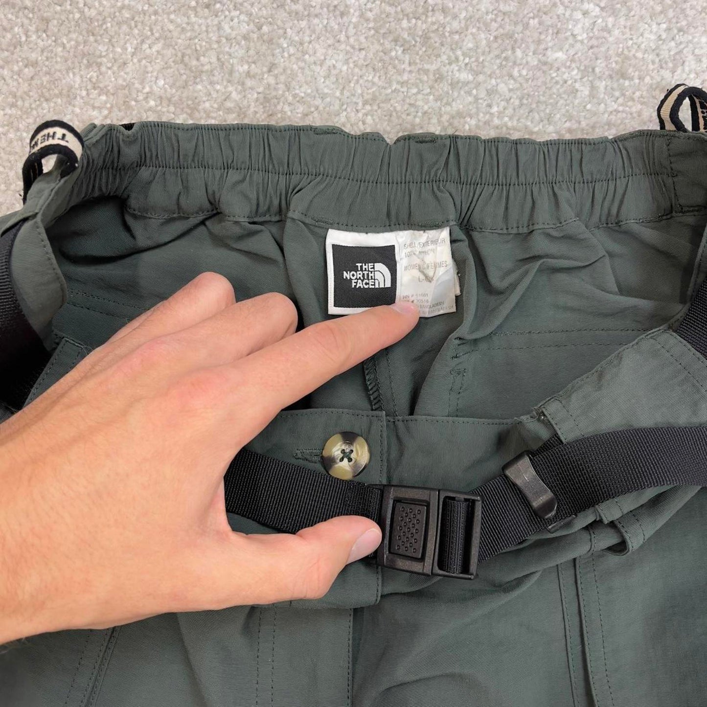 Baggy North Face technical pants Large women's green convertible 2 in 1 shorts / trousers y2k style