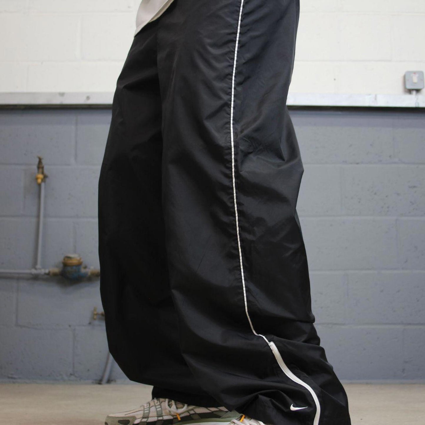Black Baggy Nike trackies XL 16-18 loose y2k floaty leg joggers embroidered logo