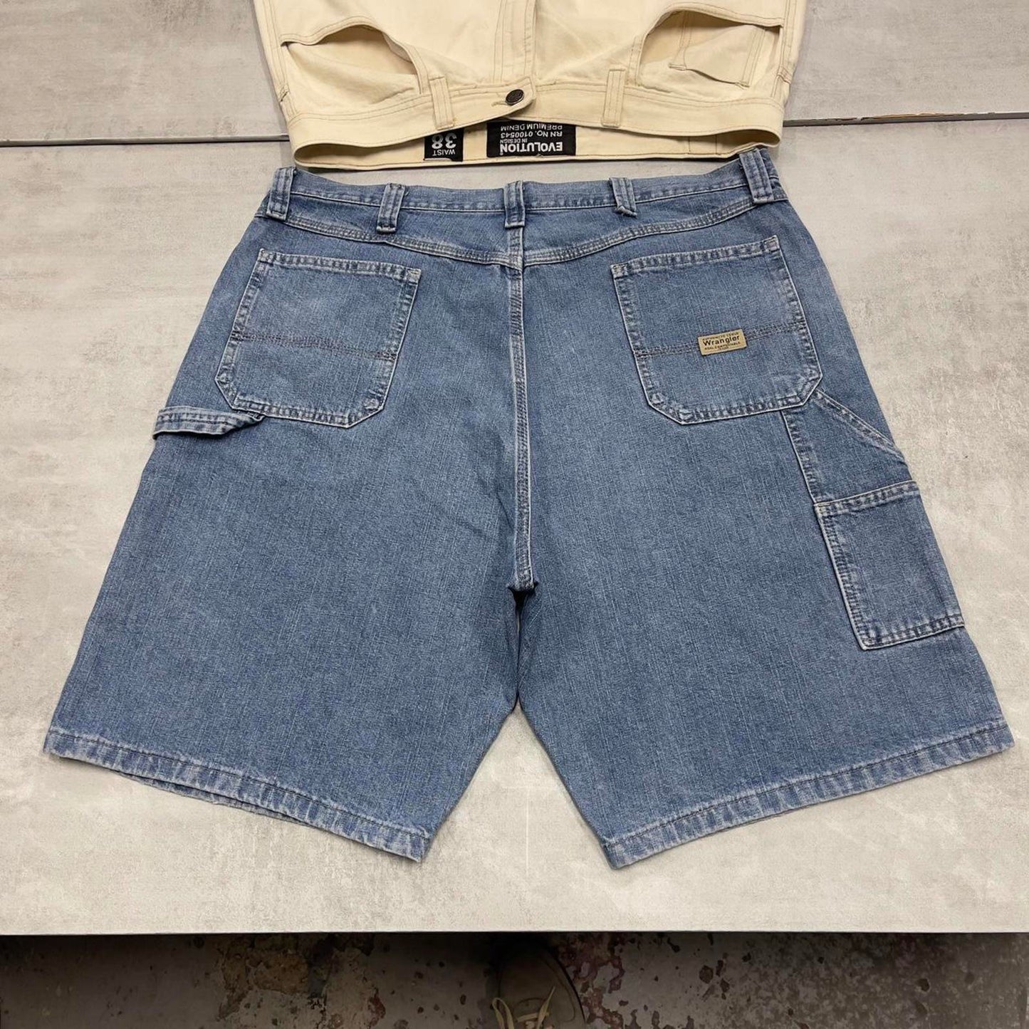 Mens baggy Wrangler carpenter jorts W40
