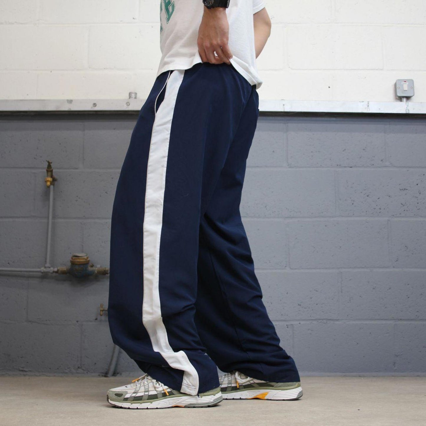 Baggy Nike Trackies XL Navy y2k 00s style loose wide leg joggers embroidered swoosh logo mesh lining