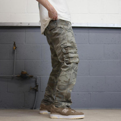 Camo Wrangler cargo pants W36L30 faded green forest camouflage straight y2k style carpenter trousers