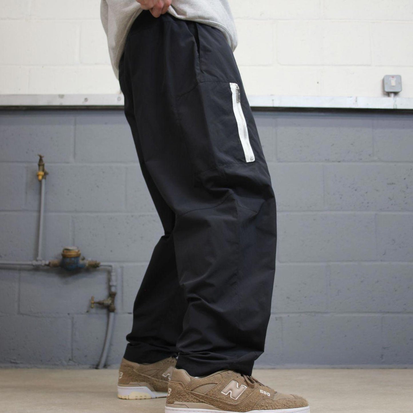 Black Nike trackies W38 loose y2k floaty leg joggers embroidered logo gym wear tracksuit bottoms