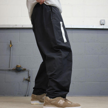 Black Nike trackies W38 loose y2k floaty leg joggers embroidered logo gym wear tracksuit bottoms