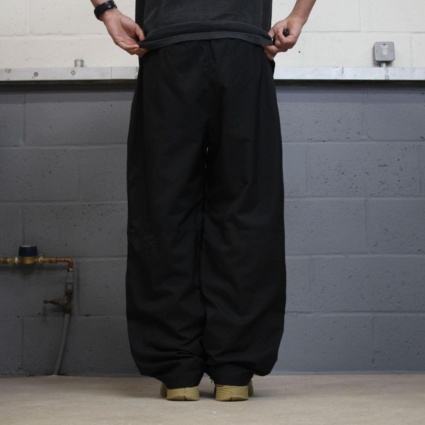 Reebok baggy tracksuit bottoms loose black Mesh lined embroidered drawstring track pants
