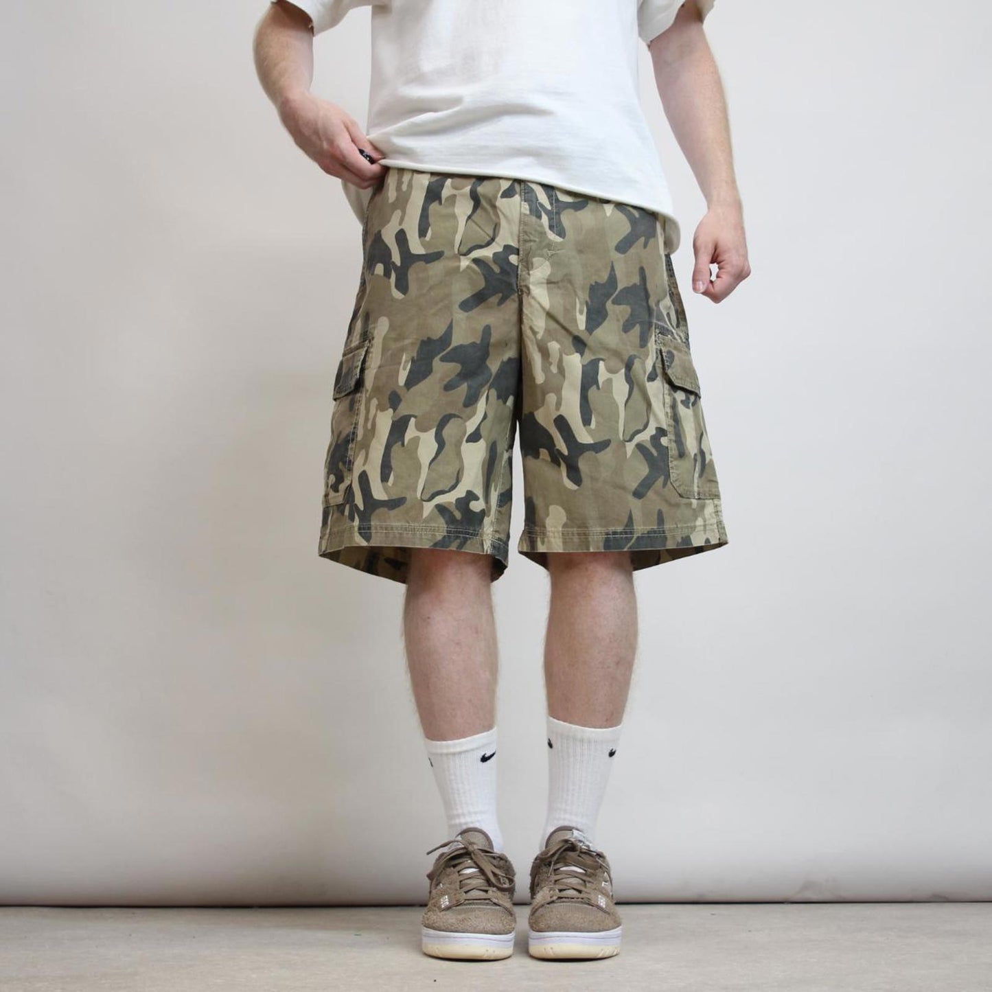 Baggy camo IZOD cargo shorts W38