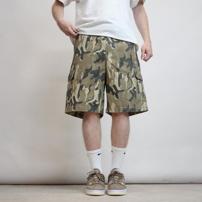 Baggy camo IZOD cargo shorts W38
