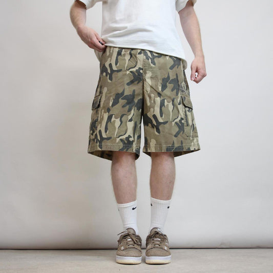 Baggy camo IZOD cargo shorts W38