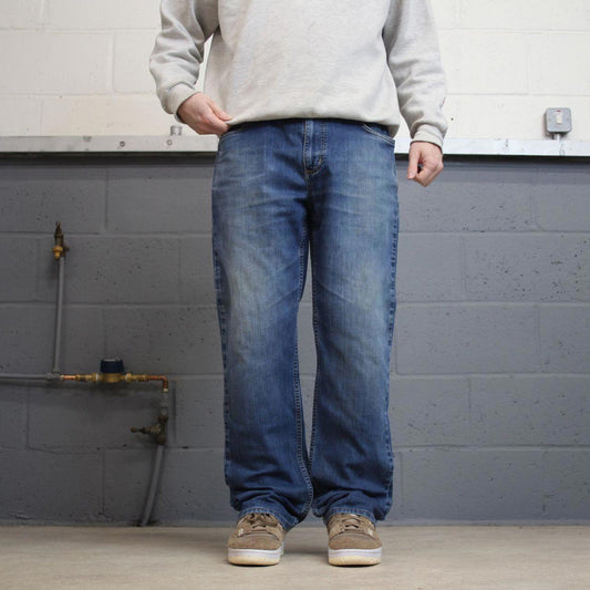 Vintage blue Carhartt jeans W36L32 relaxed denim 90s style skater jeans patch logo