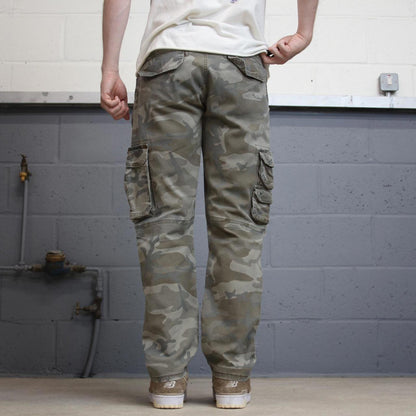 Camo Wrangler cargo pants W36L30 faded green forest camouflage straight y2k style carpenter trousers