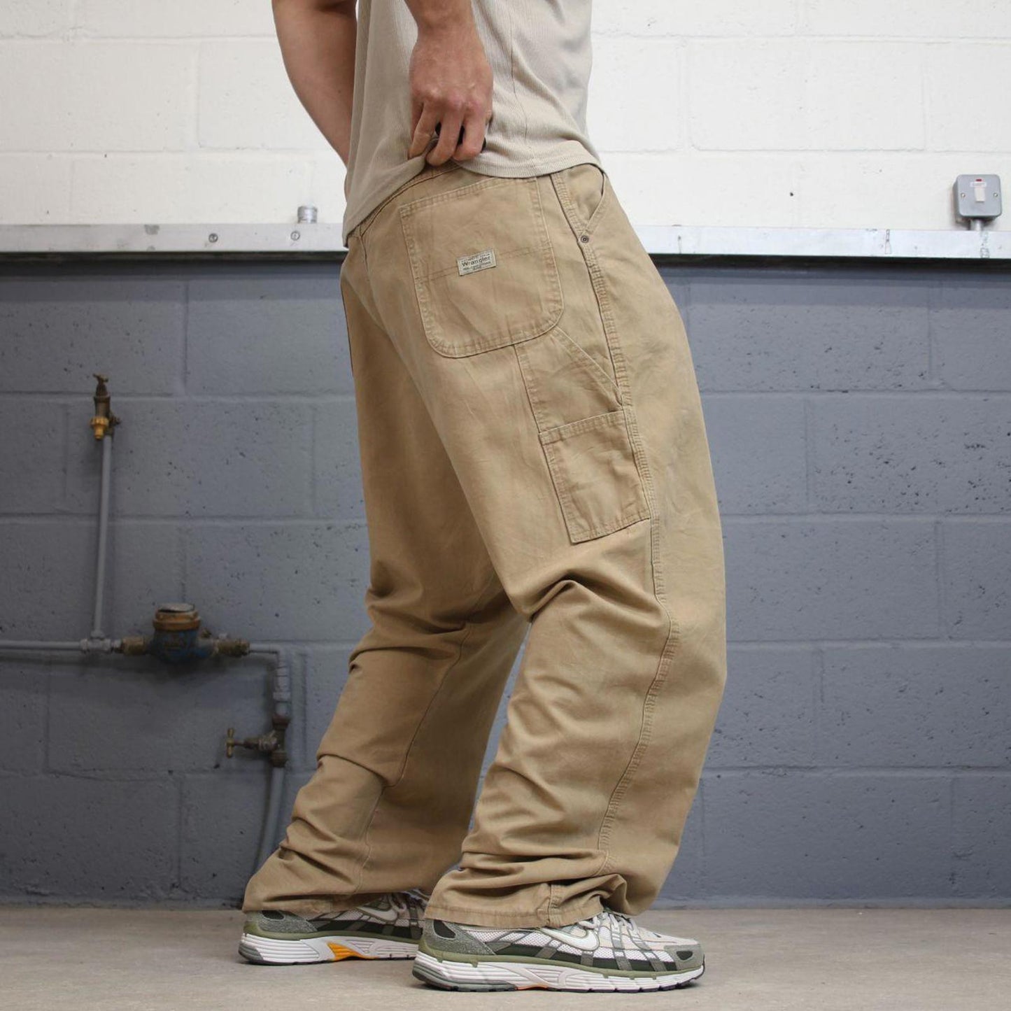 Tan Wrangler carpenter pants W42L32 loose cargo skater style trousers