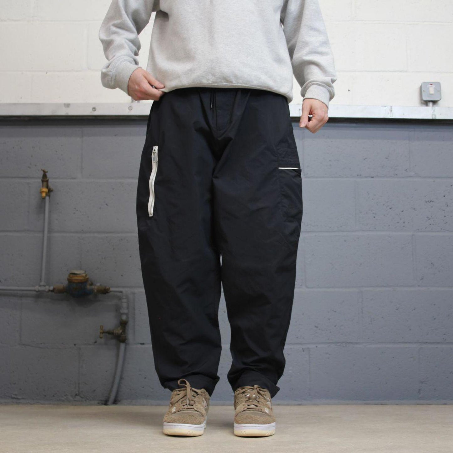 Black Nike trackies W38 loose y2k floaty leg joggers embroidered logo gym wear tracksuit bottoms