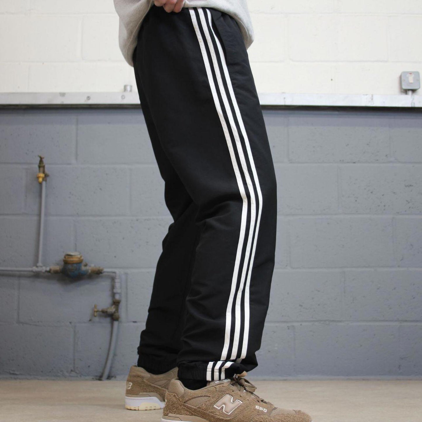 Black Adidas joggers L y2k style sportswear track pants side stripe design