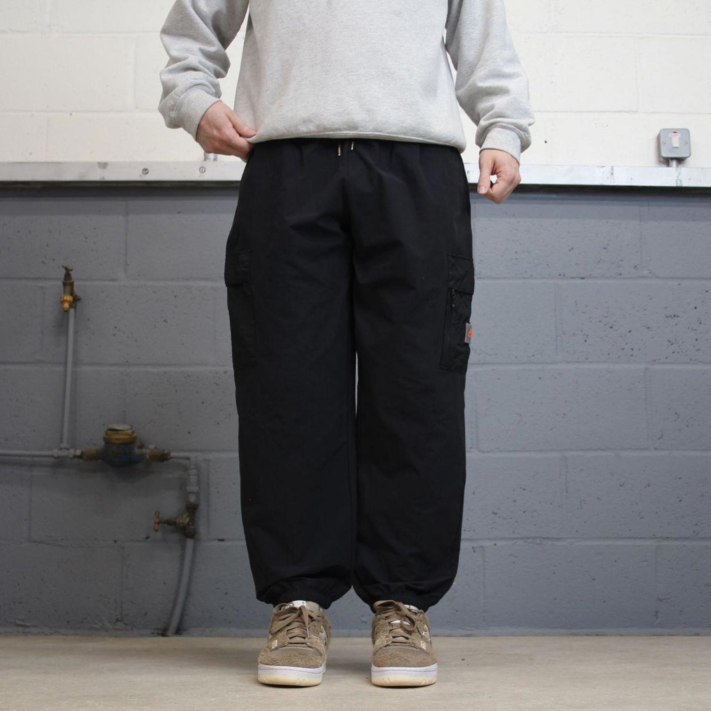 Black Nike cargo trackies L loose y2k floaty leg joggers patch logo