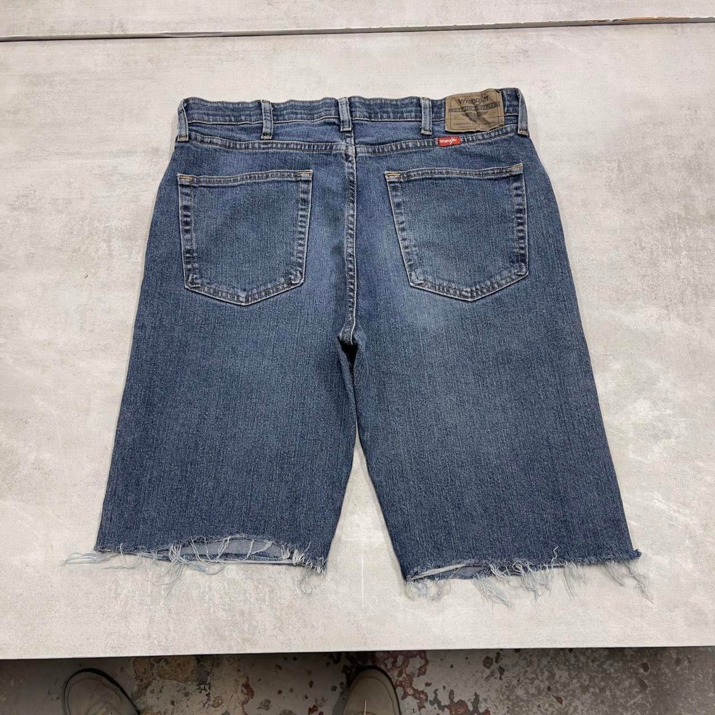 Loose Wrangler jorts W34