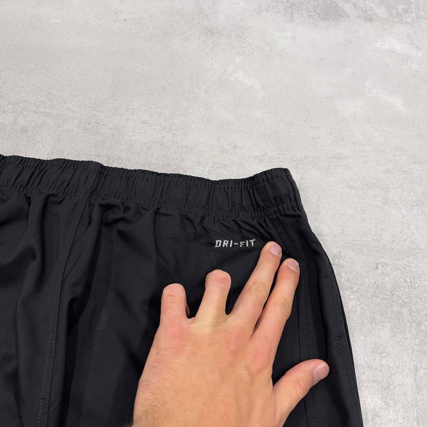 Baggy Nike Trackies L black y2k 00s style loose wide leg joggers embroidered swoosh logo