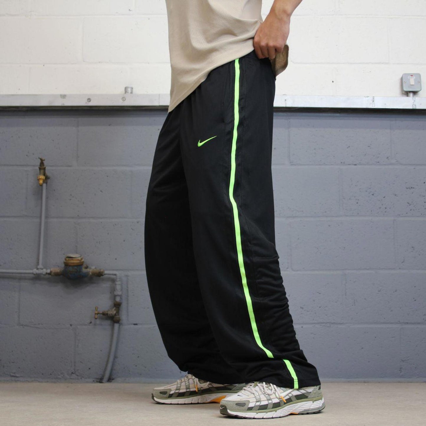 Baggy Nike Trackies Large Black y2k 00s style loose wide leg joggers embroidered logo side stripe