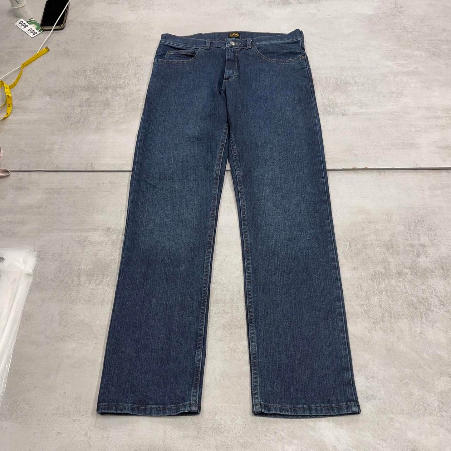 Blue Lee jeans W32L32 straight leg denim jeans waist patch