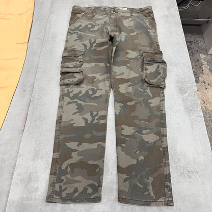 Camo Wrangler cargo pants W36L30 faded green forest camouflage straight y2k style carpenter trousers