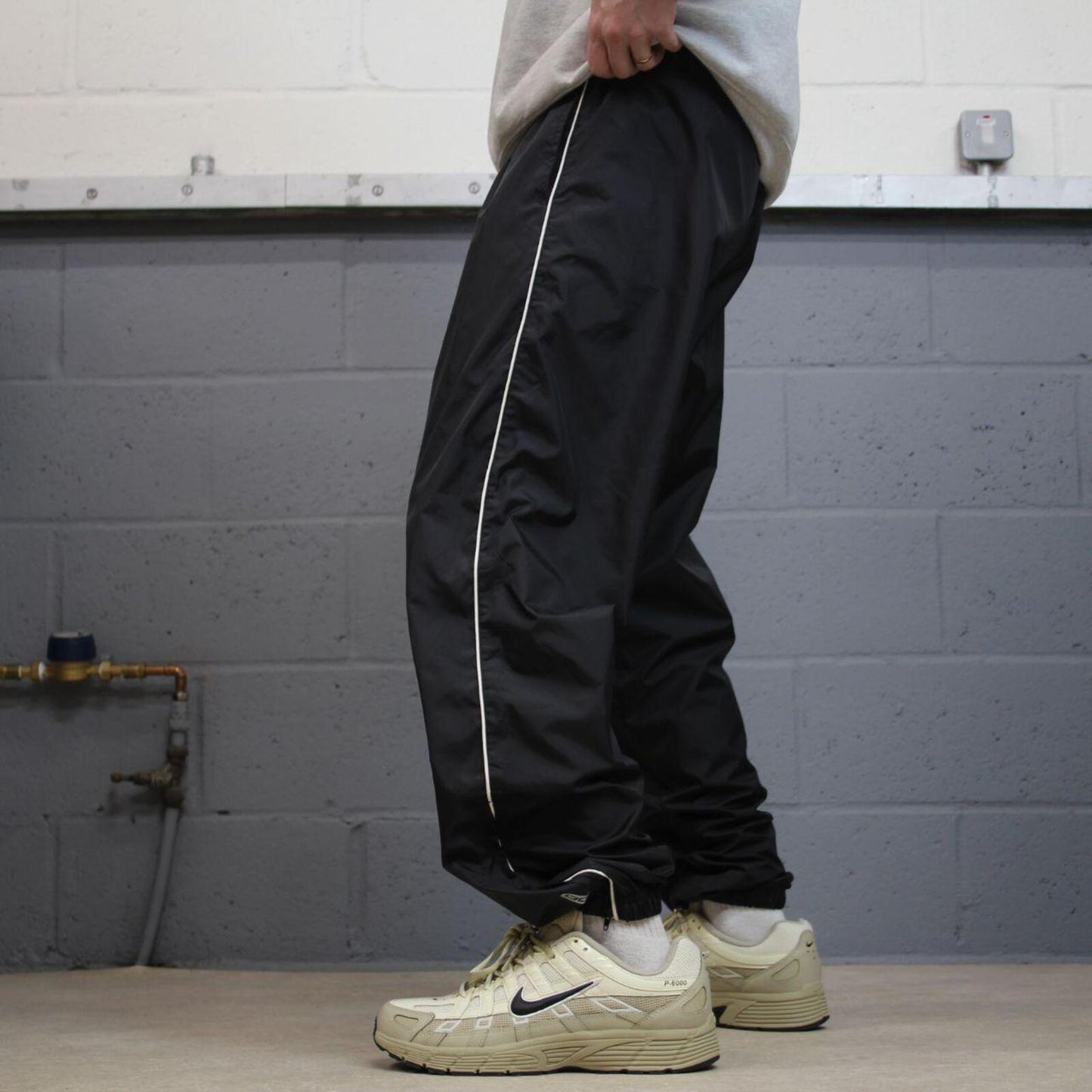 Reebok tracksuit bottoms Y2K black Loose unlined lightweight side stripe track pants