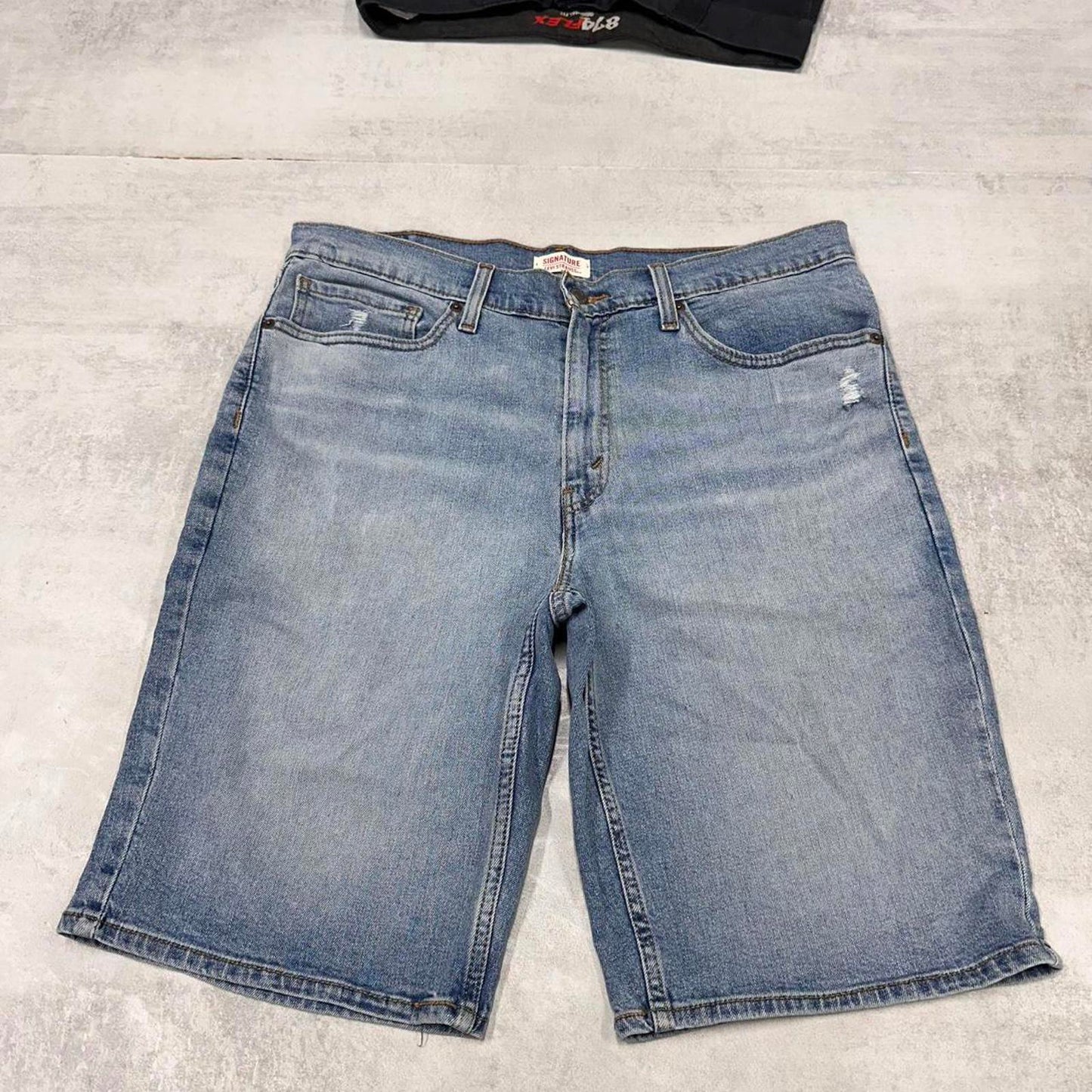 Mens Signature Levi’s shorts W36