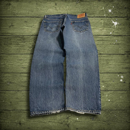 Y2K Levi’s 505 jeans blue starched denim W34L29 100% cotton straight fit 5 pocket belt loops red tab