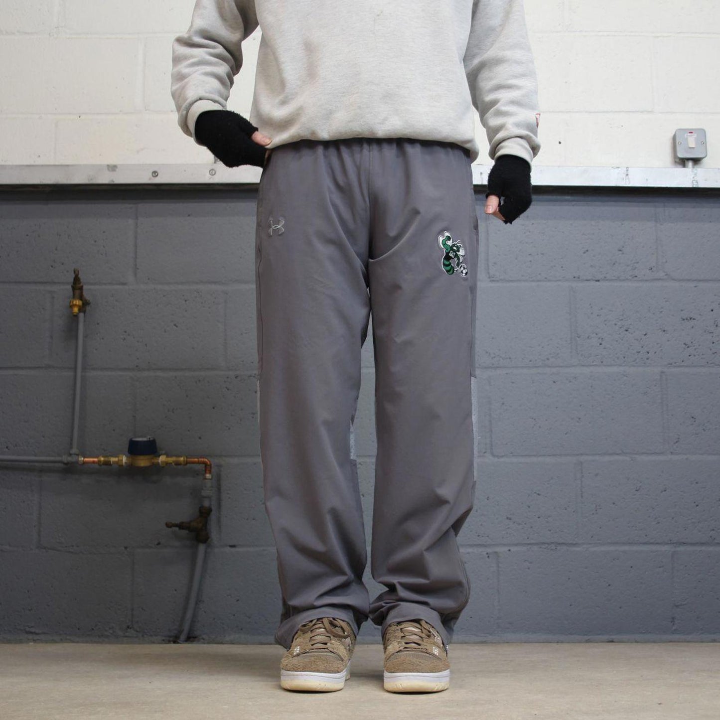 00s Under Armour tracksuit bottoms y2k M loose grey joggers embroidered logos gym wear trackies