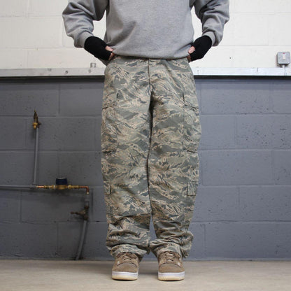 US Air Force Camo cargo pants W32L32 khaki camouflage y2k style cargo trousers