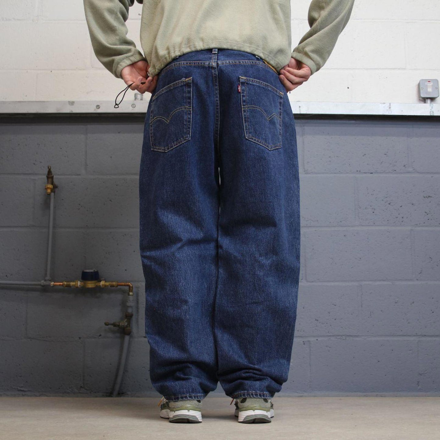 Vintage Y2K Levi’s 550 jeans blue W38L30 Loose straight leg 00s style denim pants red tab logo