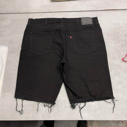 Black Levi’s jorts W40