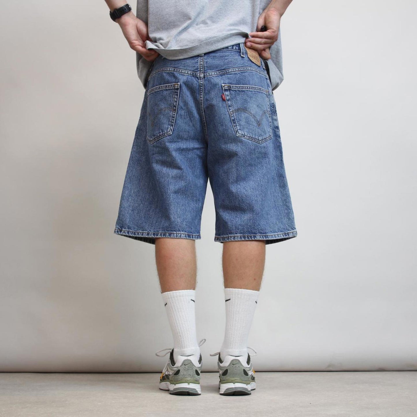 Vintage baggy Levi's 550 denim jean shorts W38