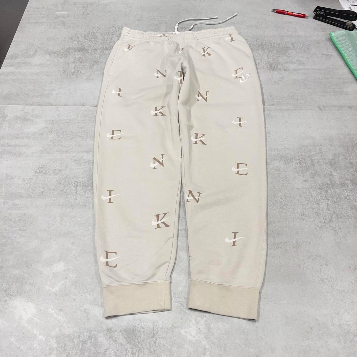 Y2k beige Nike joggers XL loose sweatpants cuffed legs embroidered logo