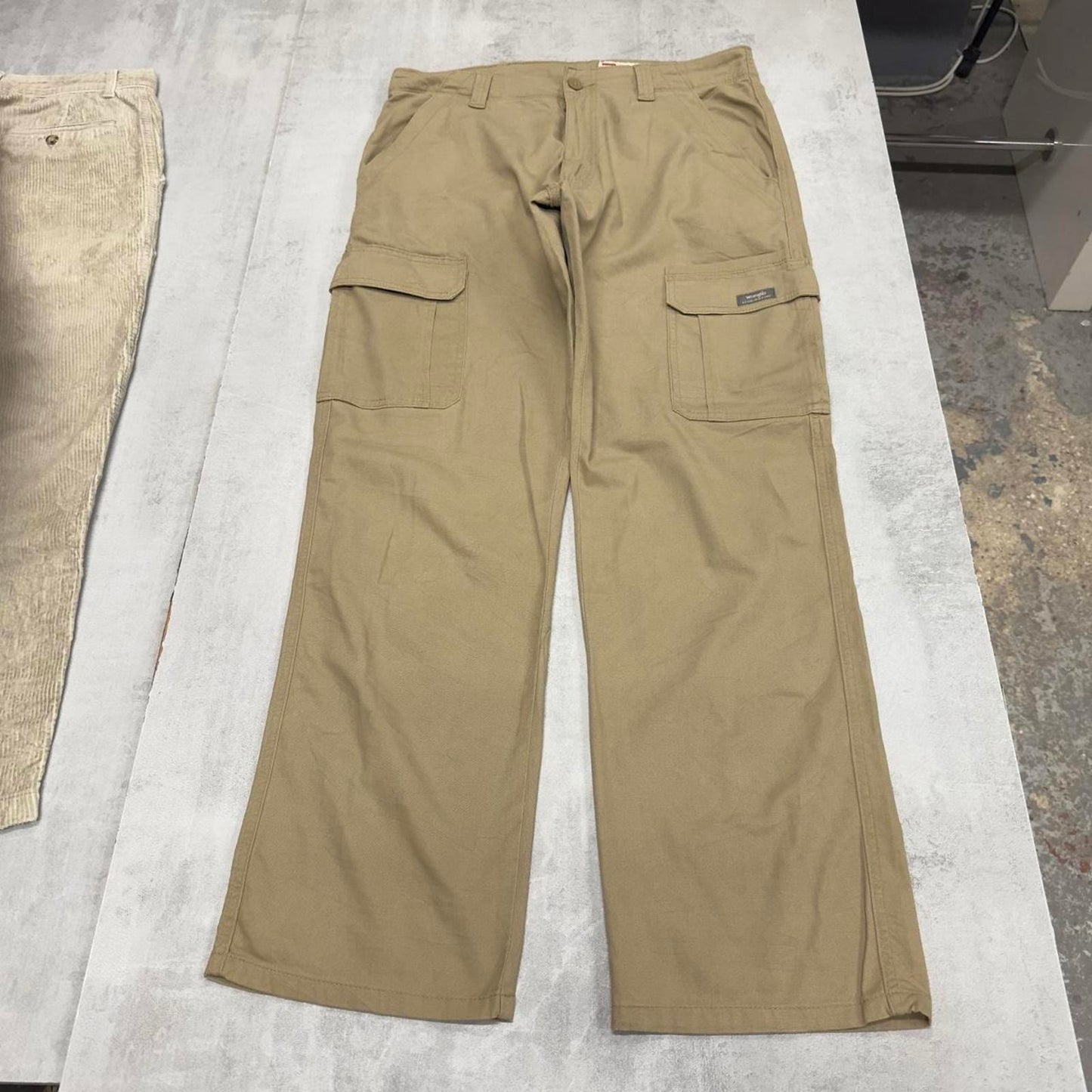 Wrangler cargo pants W34 L32 khaki loose relaxed skater cargos