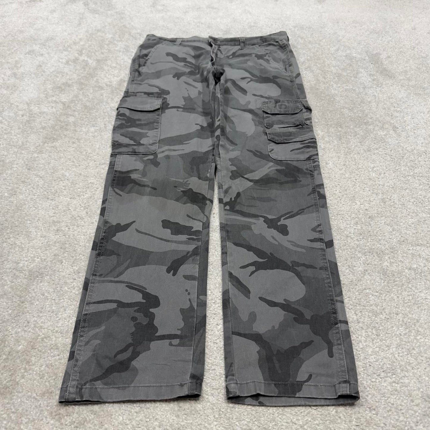 Camo Wrangler cargo pants W34L30 faded grey camouflage straight y2k style cargo trousers