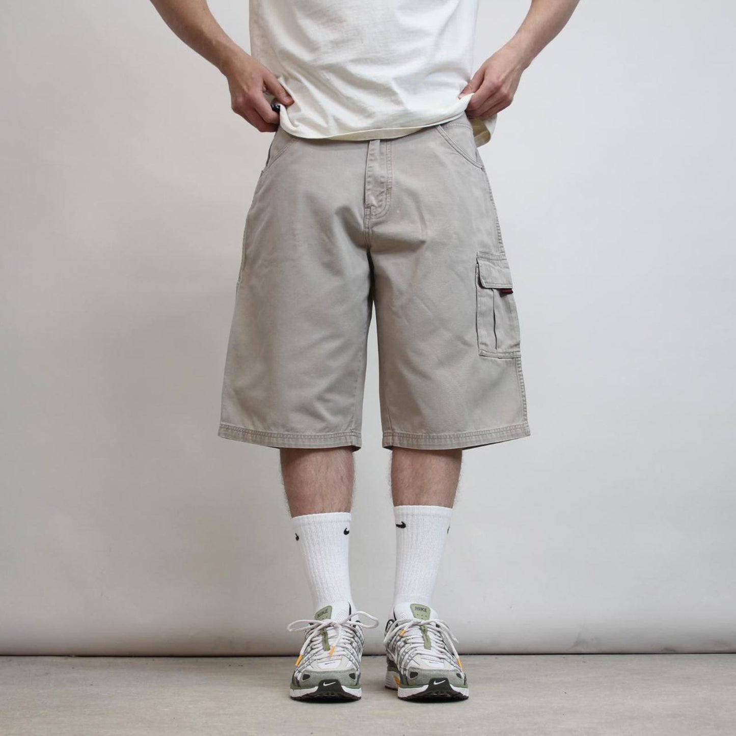 Beige baggy FUBU cargo shorts W36 loose carpenter 90s style skater shorts