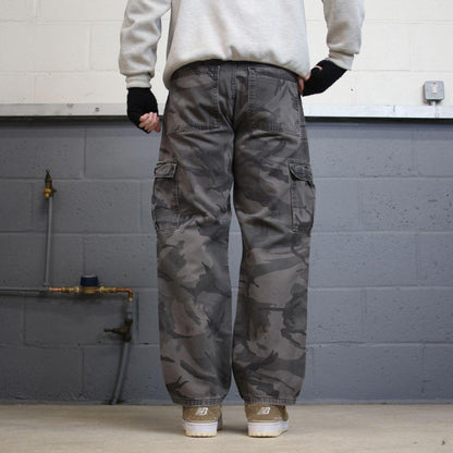 Camo Wrangler cargo pants W30L30 faded grey camouflage straight y2k style cargo trousers