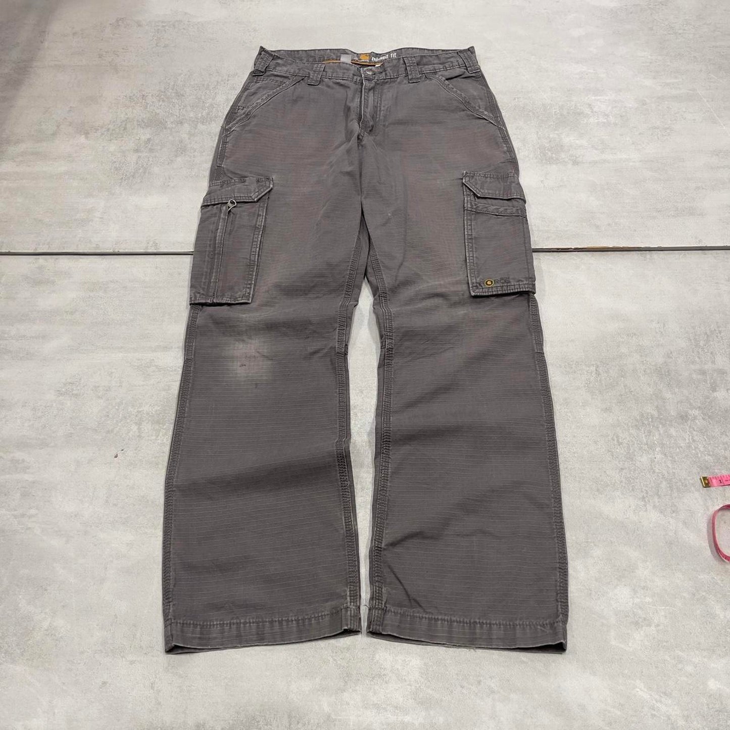 Grey Carhartt cargo pants W31L32 relaxed 90s style skater loose leg cargos patch logo