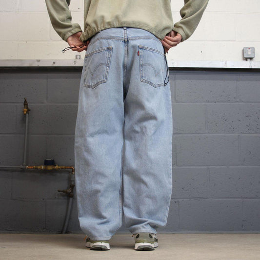 Vintage Y2K Levi’s 550 jeans blue Loose straight leg 00s style denim pants red tab logo