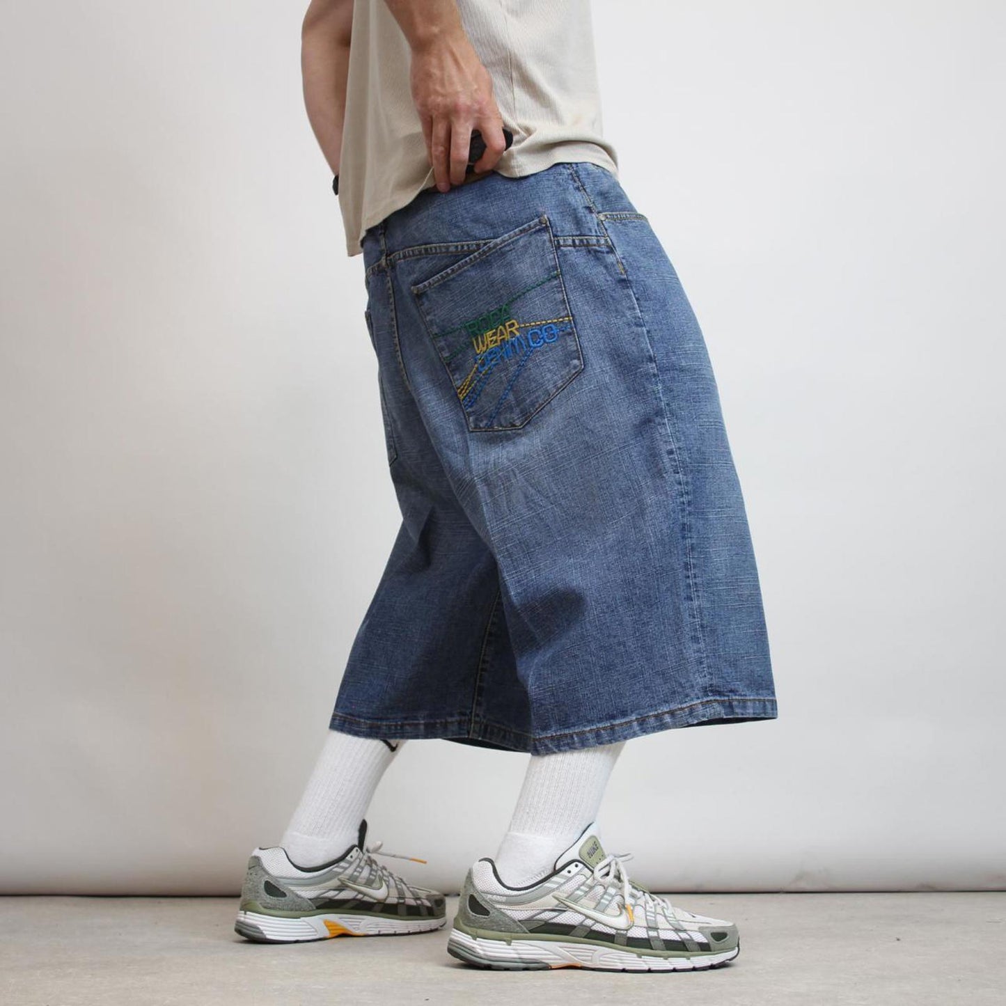 Baggy Rocawear skate jorts W40 long wide leg 90s style skater shorts embroidered design