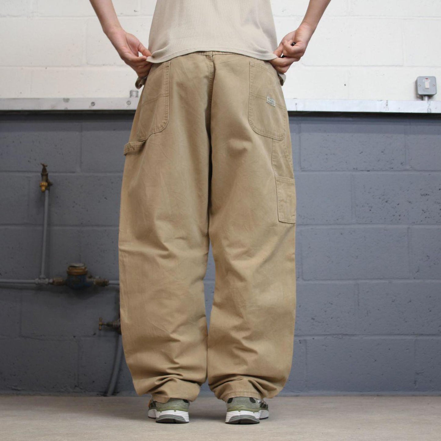 Tan Wrangler carpenter pants W42L32 loose cargo skater style trousers